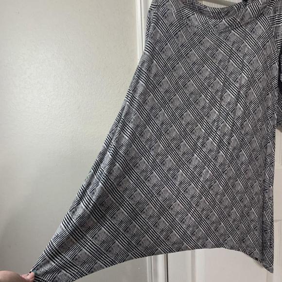 XL or 0X Catherine’s Black N Gray Checkered Stretchy Top Peekaboo Shoulders - Picture 4 of 6